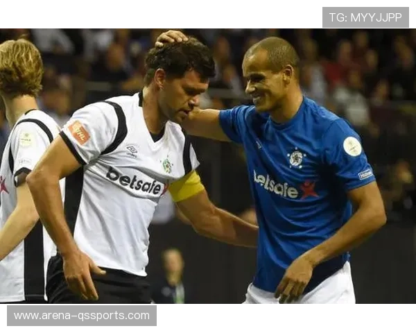 足球巨星牵手情缘揭秘：他们的爱情故事如何超越赛场与荣耀